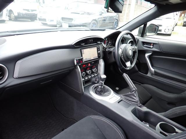 ８６ ＧＴ　後期アプライドモデルＧ型　６速ＭＴ　ブレンボキャリパー　レカロフルバケットシート　ＨＰＩオイルクーラー　ＬＳＤ　ＨＫＳ車高調　ＨＫＳマフラー　エキマニ　ＲＡＹＳ鍛造１７インチアルミ　純正フルセグナビ（15枚目）