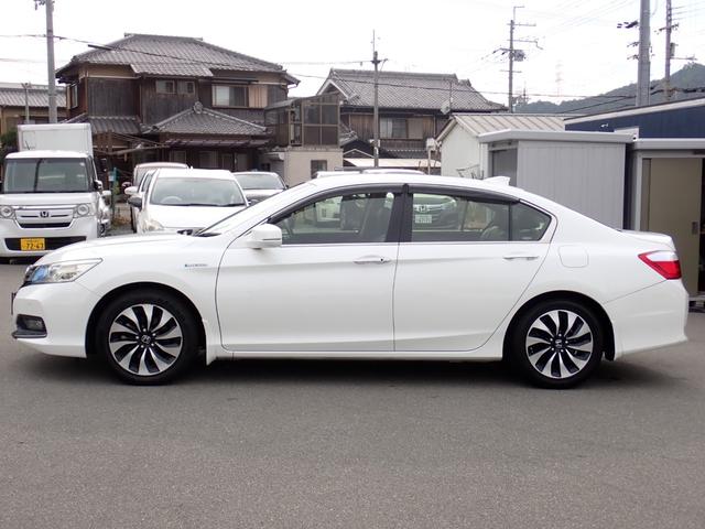 アコードハイブリッド ＥＸ　リア修復　黒革シート　禁煙車　純正ＨＤＤナビ　ＣＤ　ＤＶＤ　録音　Ｂｌｕｅｔｏｏｔｈオーディオ　フルセグ　ＥＴＣ　Ｆ＆Ｂカメラ　ドラレコ　電動リアシェイド　シートヒーター　ＣＭＢＳ衝突軽減ブレーキ（5枚目）