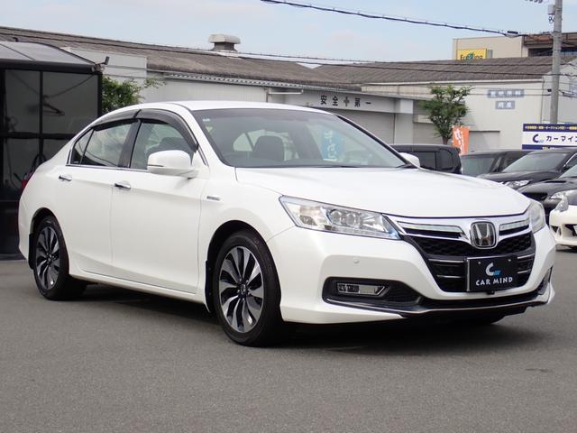 アコードハイブリッド ＥＸ　リア修復　黒革シート　禁煙車　純正ＨＤＤナビ　ＣＤ　ＤＶＤ　録音　Ｂｌｕｅｔｏｏｔｈオーディオ　フルセグ　ＥＴＣ　Ｆ＆Ｂカメラ　ドラレコ　電動リアシェイド　シートヒーター　ＣＭＢＳ衝突軽減ブレーキ（6枚目）