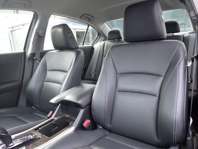 アコードハイブリッド ＥＸ　リア修復　黒革シート　禁煙車　純正ＨＤＤナビ　ＣＤ　ＤＶＤ　録音　Ｂｌｕｅｔｏｏｔｈオーディオ　フルセグ　ＥＴＣ　Ｆ＆Ｂカメラ　ドラレコ　電動リアシェイド　シートヒーター　ＣＭＢＳ衝突軽減ブレーキ（13枚目）