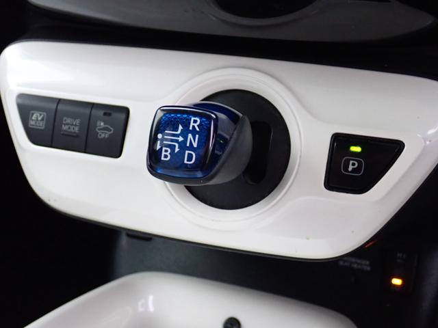 プリウス Ｓツーリングセレクション　モデリスタエアロ　アルパイン９インチナビ走行中ＴＶ　ＣＤ　ＤＶＤ　ＳＤ　Ｂｌｕｅｔｏｏｔｈオーディオ　フルセグ　ＥＴＣ　Ｂカメラ　ステリモ連動　ＵＳＢ給電　白革調シート　シートヒーター　スマートキー（11枚目）