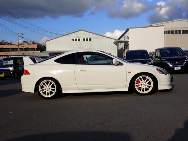 インテグラ タイプＲ　６速ＭＴ　Ｋ２０Ａエンジンタイミングチェーン　赤内装　純正レカロシート　レーシングギア車高調　ブレンボキャリパーブレーキ　社外マフラー　純正１７インチアルミ　純正エアロ　純正リアウイング（5枚目）