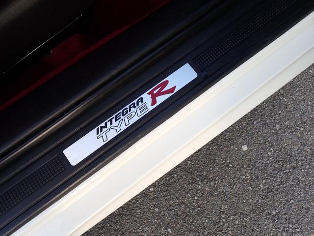 インテグラ タイプＲ　６速ＭＴ　Ｋ２０Ａエンジンタイミングチェーン　赤内装　純正レカロシート　レーシングギア車高調　ブレンボキャリパーブレーキ　社外マフラー　純正１７インチアルミ　純正エアロ　純正リアウイング（30枚目）