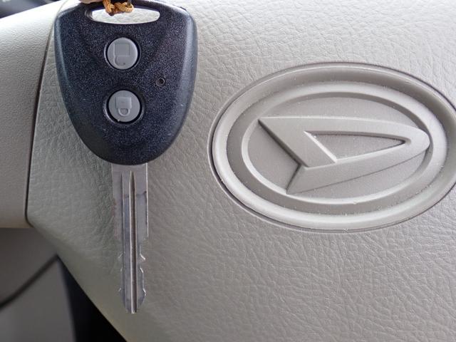 ミラ Ｘスペシャル　５速ＭＴ　ＫＦエンジンタイミングチェーン　純正ナビ　ＣＤ　ＤＶＤ　ＳＤ　Ｂｌｕｅｔｏｏｔｈオーディオ　フルセグＴＶ　走行中ＴＶ　バックカメラ　ブリジストン２０２４年製タイヤ　キーレス　スペアタイヤ（32枚目）