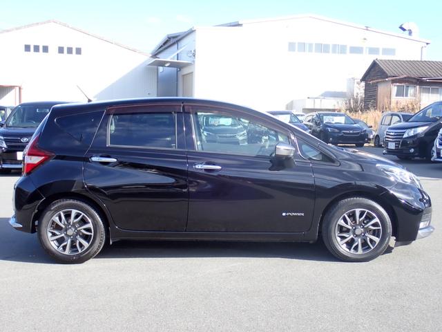 ノート ｅ－パワー　Ｘ　モード・プレミア　リア修復　特別仕様車モードプレミア専用インテリアグレージュ×ブラウンコンビシート　専用オーテック１５インチアルミ　純正ナビ走行中ＴＶ　全方位カメラ　ＥＴＣ　純正ドラレコ　スマートキー　衝突軽減ブレーキ（4枚目）