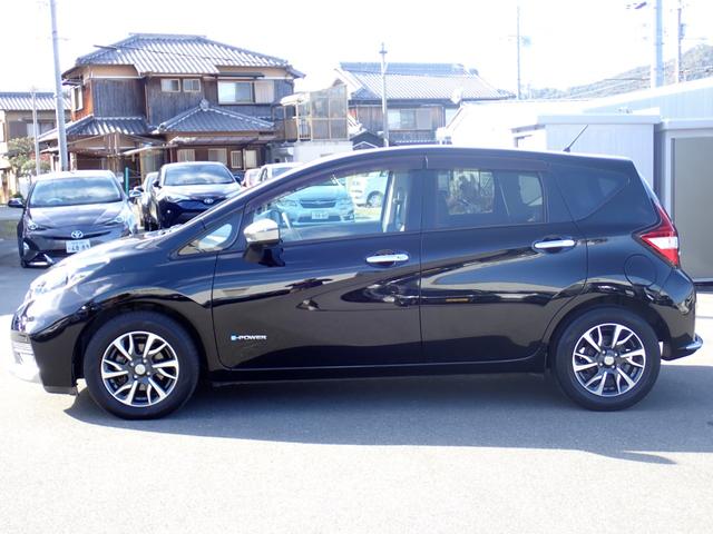 ノート ｅ－パワー　Ｘ　モード・プレミア　リア修復　特別仕様車モードプレミア専用インテリアグレージュ×ブラウンコンビシート　専用オーテック１５インチアルミ　純正ナビ走行中ＴＶ　全方位カメラ　ＥＴＣ　純正ドラレコ　スマートキー　衝突軽減ブレーキ（5枚目）