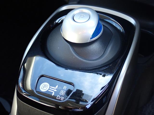 ノート ｅ－パワー　Ｘ　モード・プレミア　リア修復　特別仕様車モードプレミア専用インテリアグレージュ×ブラウンコンビシート　専用オーテック１５インチアルミ　純正ナビ走行中ＴＶ　全方位カメラ　ＥＴＣ　純正ドラレコ　スマートキー　衝突軽減ブレーキ（11枚目）