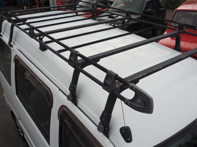サンバーバン ＶＢ　５速マニュアル　４ＷＤ　ルーフキャリア　ドラレコ　エアコン　冬用タイヤ積み込み（18枚目）
