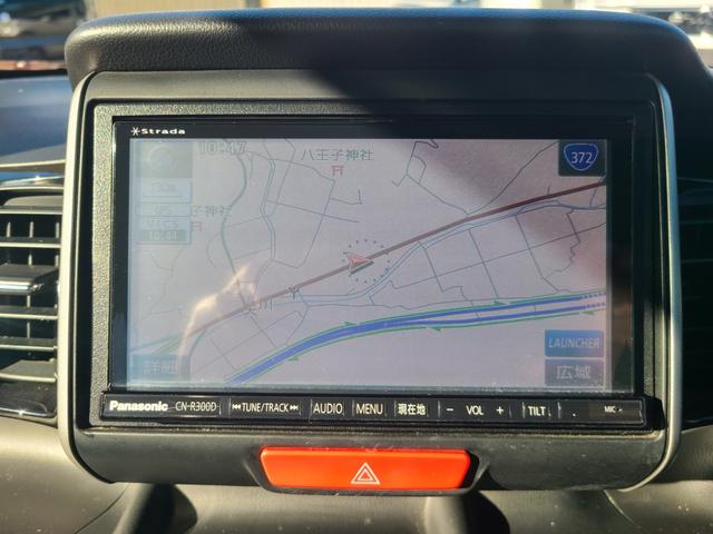 Ｎ－ＢＯＸカスタム Ｇ・Ｌパッケージ　両側スライド・片側電動　ナビ　ＴＶ　オートライト　ＨＩＤ　スマートキー　アイドリングストップ　電動格納ミラー　ベンチシート　ＣＶＴ　盗難防止システム　ＡＢＳ　ＥＳＣ　ＣＤ　ＤＶＤ再生　ＵＳＢ（3枚目）