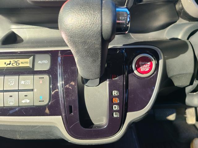 Ｎ－ＢＯＸカスタム Ｇ・Ｌパッケージ　両側スライド・片側電動　ナビ　ＴＶ　オートライト　ＨＩＤ　スマートキー　アイドリングストップ　電動格納ミラー　ベンチシート　ＣＶＴ　盗難防止システム　ＡＢＳ　ＥＳＣ　ＣＤ　ＤＶＤ再生　ＵＳＢ（8枚目）