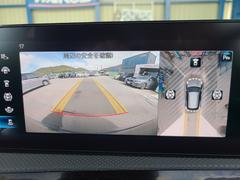 全周囲カメラとセンサーは狭い場所でも安心して駐車できるようにサポート。タッチスクリーンの表示と音で障害物との距離を確認できます。車幅感覚に慣れていない方や駐車の苦手な方には必見の装備といえます♪ 5