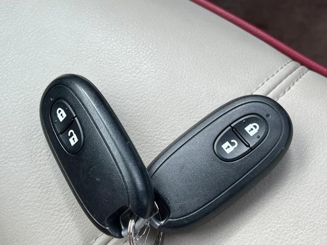 アルトラパンショコラ Ｇ　禁煙車　社外ナビ（ワンセグ／ＡＭ／ＦＭ／ＵＳＢ／ＢＴ）　バックカメラ　純正マット　プッシュスタート　スマートキー　オートライト　アイドリングストップ　革巻きハンドル　バイザー（26枚目）