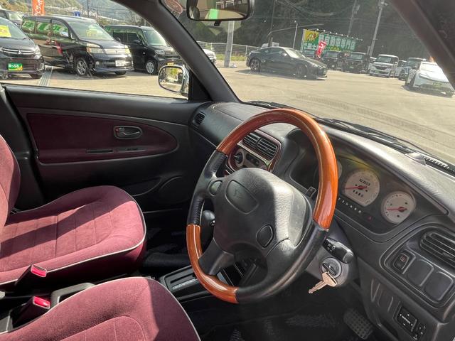 オプティ クラシック　禁煙車　ＡＴ　オーディオ　ＡＭ　ＦＭ　ＣＤ　マニュアルエアコン　革＆ウッドコンビハンドル　電格メッキドアミラー　メッキドアハンドル　マット（16枚目）