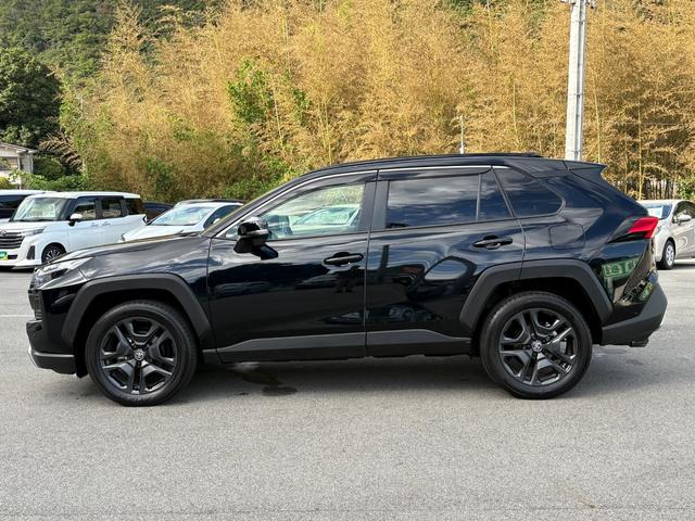 ＲＡＶ４ ハイブリッドアドベンチャー　４ＷＤ　メーカー１０．５インチナビ　バックカメラ　デジタルルームミラー　パノラマムーンルーフ　ハーフ合皮シート　運転席パワーシート　フロントシートヒーター＆ベンチレーション　レーダークルーズ　衝突軽減（5枚目）