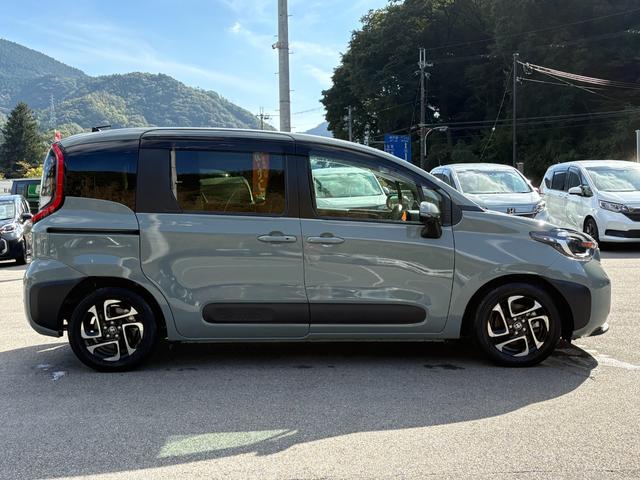 シエンタ ハイブリッドＺ　５人乗　メーカー１０．５インチナビ　バックカメラ　前後ドラレコ　ＡＣ１００Ｖ電源　両側パワスラ　スマートキー２個　レーダークルーズ　衝突軽減　ＢＳＭ　ＬＥＤヘッドライト　純正１５インチアルミ（4枚目）