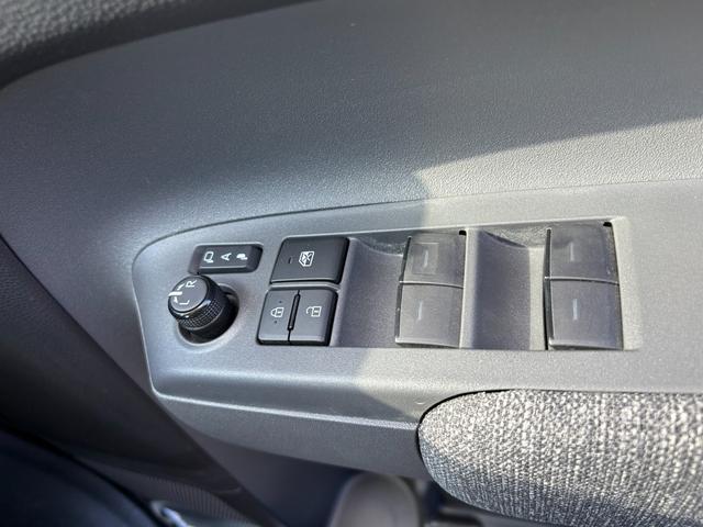 シエンタ ハイブリッドＺ　５人乗　メーカー１０．５インチナビ　バックカメラ　前後ドラレコ　ＡＣ１００Ｖ電源　両側パワスラ　スマートキー２個　レーダークルーズ　衝突軽減　ＢＳＭ　ＬＥＤヘッドライト　純正１５インチアルミ（41枚目）