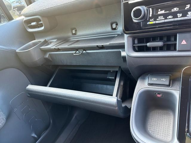 シエンタ ハイブリッドＺ　５人乗　メーカー１０．５インチナビ　バックカメラ　前後ドラレコ　ＡＣ１００Ｖ電源　両側パワスラ　スマートキー２個　レーダークルーズ　衝突軽減　ＢＳＭ　ＬＥＤヘッドライト　純正１５インチアルミ（42枚目）