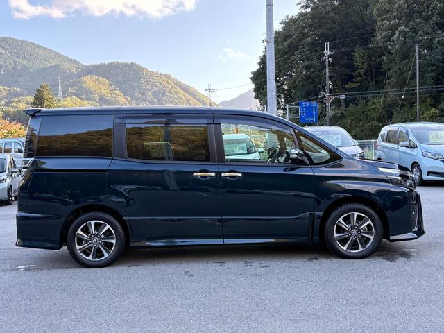 ヴォクシー ＺＳ　煌ＩＩ　７人乗　純正１０インチＳＤナビ　リアモニター　バックカメラ　ＥＴＣ　前後ドラレコ　両側パワスラ　クルコン　スマートキー２個　衝突軽減　クリアランスソナー　アイドリングストップ　ＬＥＤ　純正１６アルミ（4枚目）