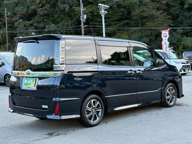 ヴォクシー ＺＳ　煌ＩＩ　７人乗　純正１０インチＳＤナビ　リアモニター　バックカメラ　ＥＴＣ　前後ドラレコ　両側パワスラ　クルコン　スマートキー２個　衝突軽減　クリアランスソナー　アイドリングストップ　ＬＥＤ　純正１６アルミ（8枚目）