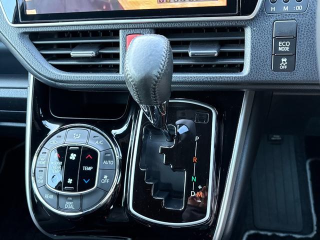 ヴォクシー ＺＳ　煌ＩＩ　７人乗　純正１０インチＳＤナビ　リアモニター　バックカメラ　ＥＴＣ　前後ドラレコ　両側パワスラ　クルコン　スマートキー２個　衝突軽減　クリアランスソナー　アイドリングストップ　ＬＥＤ　純正１６アルミ（11枚目）