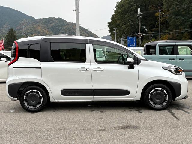 シエンタ ハイブリッドＺ　５人乗　４ＷＤ　メーカー１０．５インチナビ　パノラミックビューモニター　前後ドラレコ　スマートキー２個　両側パワスラ　フロントシートヒーター　ハンドルヒーター　ＡＶ１００Ｖ電源　セーフティセンス（4枚目）