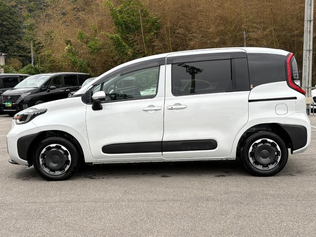 シエンタ ハイブリッドＺ　５人乗　４ＷＤ　メーカー１０．５インチナビ　パノラミックビューモニター　前後ドラレコ　スマートキー２個　両側パワスラ　フロントシートヒーター　ハンドルヒーター　ＡＶ１００Ｖ電源　セーフティセンス（5枚目）