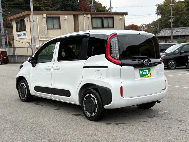 シエンタ ハイブリッドＺ　５人乗　４ＷＤ　メーカー１０．５インチナビ　パノラミックビューモニター　前後ドラレコ　スマートキー２個　両側パワスラ　フロントシートヒーター　ハンドルヒーター　ＡＶ１００Ｖ電源　セーフティセンス（9枚目）