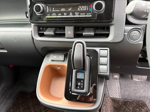 シエンタ ハイブリッドＺ　５人乗　４ＷＤ　メーカー１０．５インチナビ　パノラミックビューモニター　前後ドラレコ　スマートキー２個　両側パワスラ　フロントシートヒーター　ハンドルヒーター　ＡＶ１００Ｖ電源　セーフティセンス（11枚目）