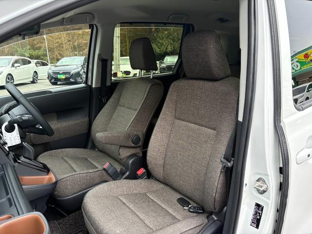 シエンタ ハイブリッドＺ　５人乗　４ＷＤ　メーカー１０．５インチナビ　パノラミックビューモニター　前後ドラレコ　スマートキー２個　両側パワスラ　フロントシートヒーター　ハンドルヒーター　ＡＶ１００Ｖ電源　セーフティセンス（12枚目）