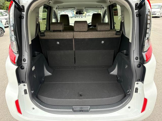 シエンタ ハイブリッドＺ　５人乗　４ＷＤ　メーカー１０．５インチナビ　パノラミックビューモニター　前後ドラレコ　スマートキー２個　両側パワスラ　フロントシートヒーター　ハンドルヒーター　ＡＶ１００Ｖ電源　セーフティセンス（18枚目）