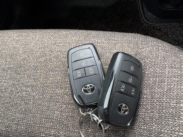 シエンタ ハイブリッドＺ　５人乗　４ＷＤ　メーカー１０．５インチナビ　パノラミックビューモニター　前後ドラレコ　スマートキー２個　両側パワスラ　フロントシートヒーター　ハンドルヒーター　ＡＶ１００Ｖ電源　セーフティセンス（29枚目）