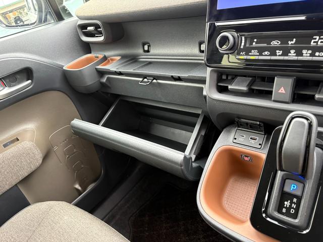 シエンタ ハイブリッドＺ　５人乗　４ＷＤ　メーカー１０．５インチナビ　パノラミックビューモニター　前後ドラレコ　スマートキー２個　両側パワスラ　フロントシートヒーター　ハンドルヒーター　ＡＶ１００Ｖ電源　セーフティセンス（44枚目）