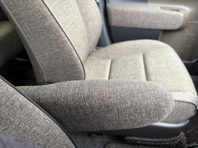 シエンタ ハイブリッドＺ　５人乗　４ＷＤ　メーカー１０．５インチナビ　パノラミックビューモニター　前後ドラレコ　スマートキー２個　両側パワスラ　フロントシートヒーター　ハンドルヒーター　ＡＶ１００Ｖ電源　セーフティセンス（45枚目）