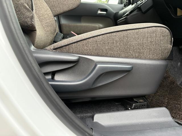 シエンタ ハイブリッドＺ　５人乗　４ＷＤ　メーカー１０．５インチナビ　パノラミックビューモニター　前後ドラレコ　スマートキー２個　両側パワスラ　フロントシートヒーター　ハンドルヒーター　ＡＶ１００Ｖ電源　セーフティセンス（47枚目）