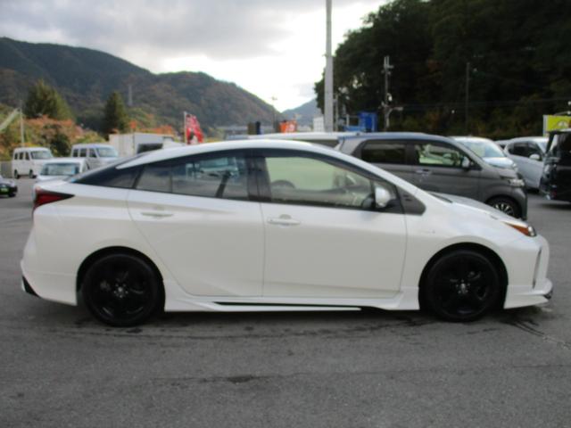 プリウス Ｓツーリングセレクション　パイオニア９インチメモリーナビ　バックカメラ　ステリモ　ＥＴＣ　モデリスタエアロ　スマートキー　レーダークルーズ　シートヒーター　合皮シート　セーフティセンス　ＬＥＤヘッドライト　純正１７インチアルミ（4枚目）