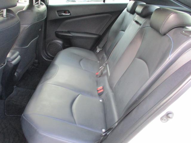 プリウス Ｓツーリングセレクション　パイオニア９インチメモリーナビ　バックカメラ　ステリモ　ＥＴＣ　モデリスタエアロ　スマートキー　レーダークルーズ　シートヒーター　合皮シート　セーフティセンス　ＬＥＤヘッドライト　純正１７インチアルミ（13枚目）