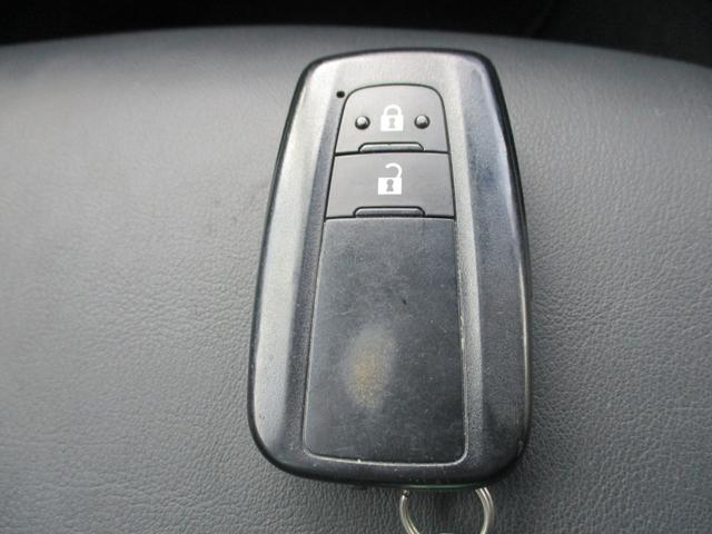 プリウス Ｓツーリングセレクション　パイオニア９インチメモリーナビ　バックカメラ　ステリモ　ＥＴＣ　モデリスタエアロ　スマートキー　レーダークルーズ　シートヒーター　合皮シート　セーフティセンス　ＬＥＤヘッドライト　純正１７インチアルミ（27枚目）