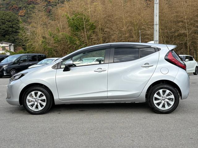 アクア Ｇ　４ＷＤ　メーカーナビ　パノラミックビューモニター　ステリモ　ＥＴＣ　アドバンストパーク　ＡＣ１００Ｖ電源　レーダークルーズ　セーフティセンス　スマートキー　ＢＳＭ　ＬＥＤヘッドライト　純正１５アルミ（5枚目）