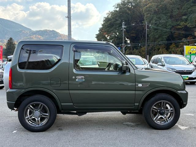 ジムニー ランドベンチャー　４ＷＤ　ターボ　５ＭＴ　パナソニックＳＤナビ　ＥＴＣ　前後ドラレコ　キーレス　運転席シートヒーター　革ハンドル　マニュアルエアコン　フォグ　ヘッドライトレベライザー　純正１６インチアルミ（4枚目）