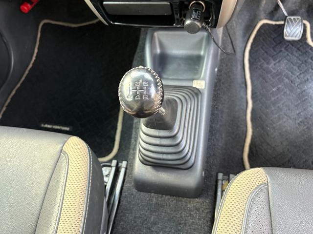 ジムニー ランドベンチャー　４ＷＤ　ターボ　５ＭＴ　パナソニックＳＤナビ　ＥＴＣ　前後ドラレコ　キーレス　運転席シートヒーター　革ハンドル　マニュアルエアコン　フォグ　ヘッドライトレベライザー　純正１６インチアルミ（11枚目）