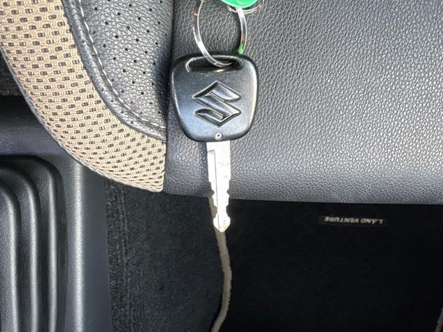 ジムニー ランドベンチャー　４ＷＤ　ターボ　５ＭＴ　パナソニックＳＤナビ　ＥＴＣ　前後ドラレコ　キーレス　運転席シートヒーター　革ハンドル　マニュアルエアコン　フォグ　ヘッドライトレベライザー　純正１６インチアルミ（24枚目）