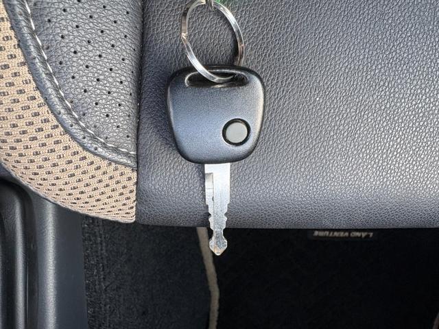 ジムニー ランドベンチャー　４ＷＤ　ターボ　５ＭＴ　パナソニックＳＤナビ　ＥＴＣ　前後ドラレコ　キーレス　運転席シートヒーター　革ハンドル　マニュアルエアコン　フォグ　ヘッドライトレベライザー　純正１６インチアルミ（25枚目）