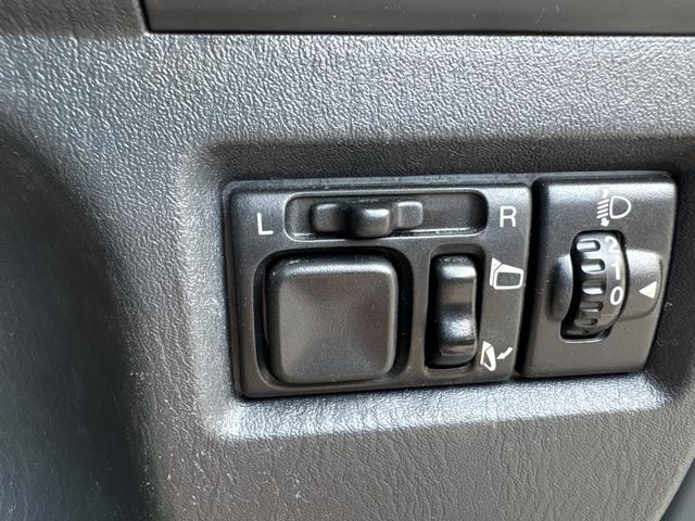 ジムニー ランドベンチャー　４ＷＤ　ターボ　５ＭＴ　パナソニックＳＤナビ　ＥＴＣ　前後ドラレコ　キーレス　運転席シートヒーター　革ハンドル　マニュアルエアコン　フォグ　ヘッドライトレベライザー　純正１６インチアルミ（30枚目）