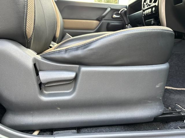 ジムニー ランドベンチャー　４ＷＤ　ターボ　５ＭＴ　パナソニックＳＤナビ　ＥＴＣ　前後ドラレコ　キーレス　運転席シートヒーター　革ハンドル　マニュアルエアコン　フォグ　ヘッドライトレベライザー　純正１６インチアルミ（37枚目）