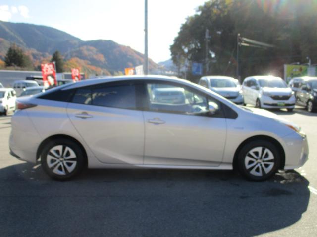 プリウス Ａプレミアム　ツーリングセレクション　４ＷＤ　純正９インチＳＤナビ　バックカメラ　スマートキー２個　合皮シート　運転席パワーシート　シートヒーター　レーダークルーズ　セーフティセンス　ＢＳＭ　クリアランスソナー　ＨＵＤ　ＬＥＤライト（4枚目）