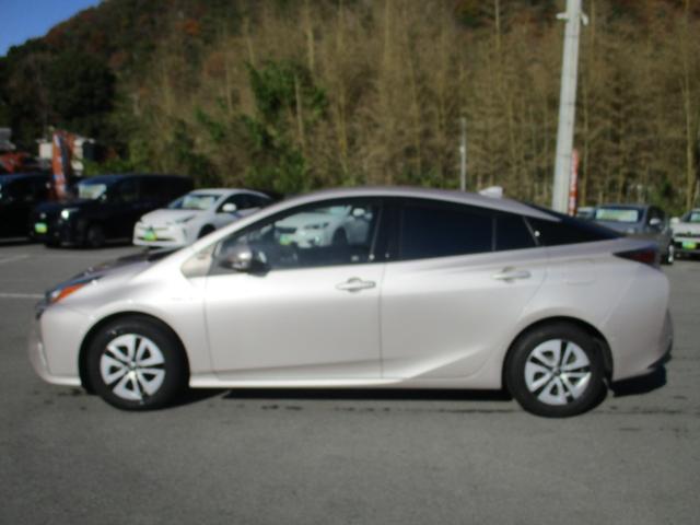 プリウス Ａプレミアム　ツーリングセレクション　４ＷＤ　純正９インチＳＤナビ　バックカメラ　スマートキー２個　合皮シート　運転席パワーシート　シートヒーター　レーダークルーズ　セーフティセンス　ＢＳＭ　クリアランスソナー　ＨＵＤ　ＬＥＤライト（5枚目）