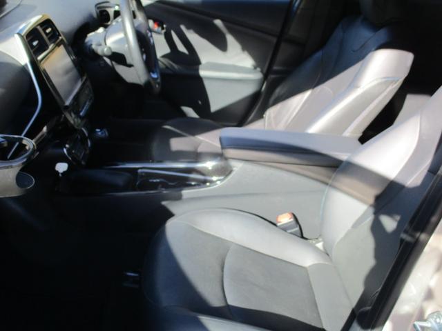 プリウス Ａプレミアム　ツーリングセレクション　４ＷＤ　純正９インチＳＤナビ　バックカメラ　スマートキー２個　合皮シート　運転席パワーシート　シートヒーター　レーダークルーズ　セーフティセンス　ＢＳＭ　クリアランスソナー　ＨＵＤ　ＬＥＤライト（12枚目）