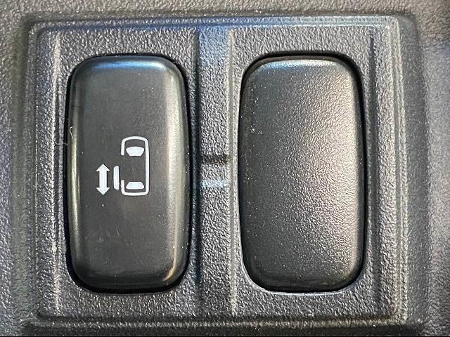 【片側電動スライドドア】運転席よりボタン一つで片側のスライドドアの開閉ができます。