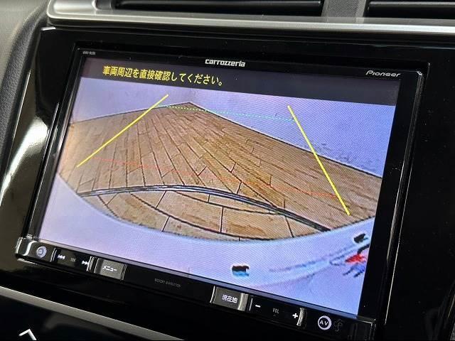 【カラーバックモニター】を装備しております。リアの映像がカラーで映し出されますので日々の駐車も安心安全です。