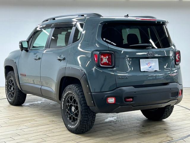 ジープ・レネゲード Ｔｒａｉｌｈａｗｋ　４ＷＤ　オーバーフェンダー　リフトアップ　ＢＵＲＴアルミ　オープンカントリーＡＴタイヤ　８インチナビ　バックカメラ　ルーフレール（70枚目）